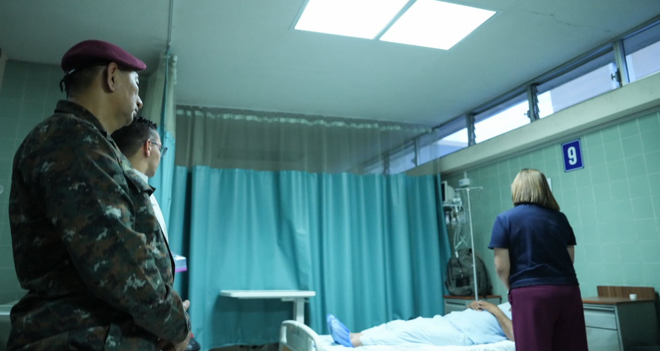 Presidenta en funciones visitó a brigadistas lesionados que trabajaban en el kilómetro 24 de carretera a El Salvador. / Foto: Vicepresidencia de la República.