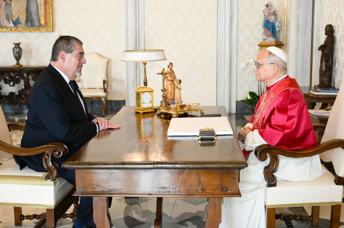 El presidente guatemalteco sostuvo una reunión con el papa León XIV. / Foto: Cortesía Vaticano.
