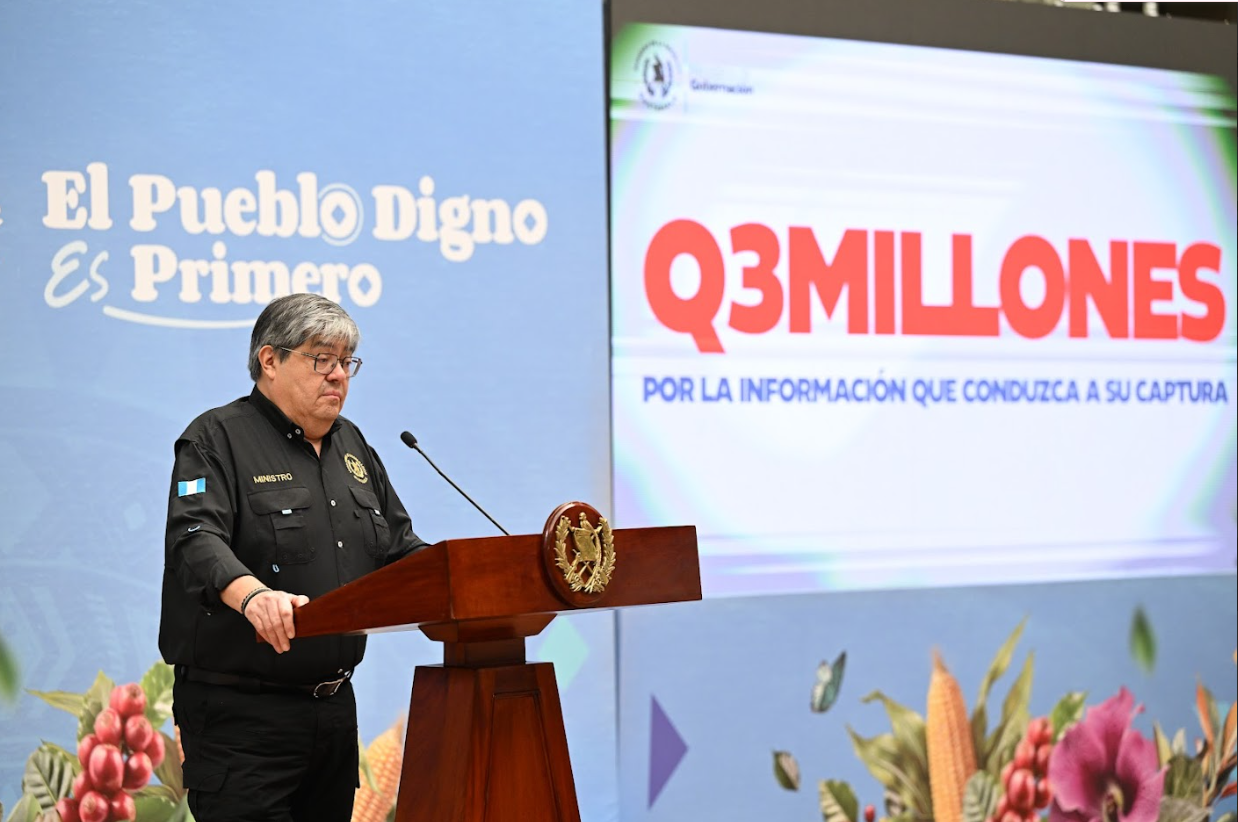 Ministro Jiménez anuncia recompensa de 150 mil quetzales por información de cada reo fugado de Fraijanes II