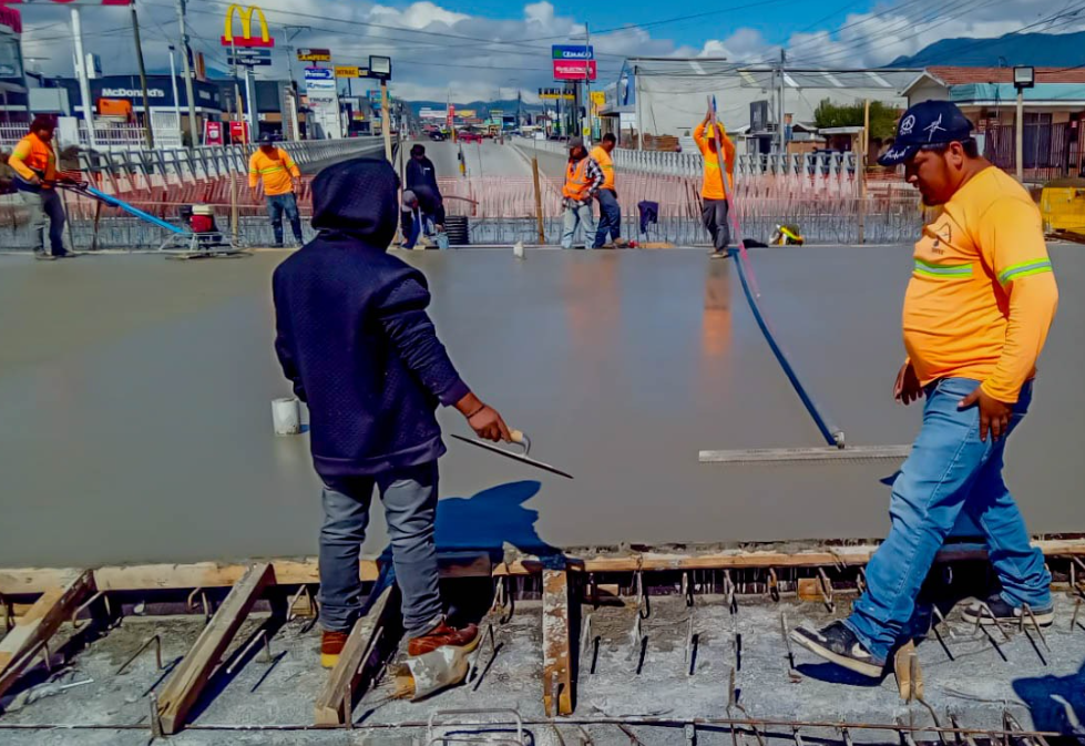 Paso a desnivel avanza con la fundición de la losa del puente 1./Foto: Caminos.