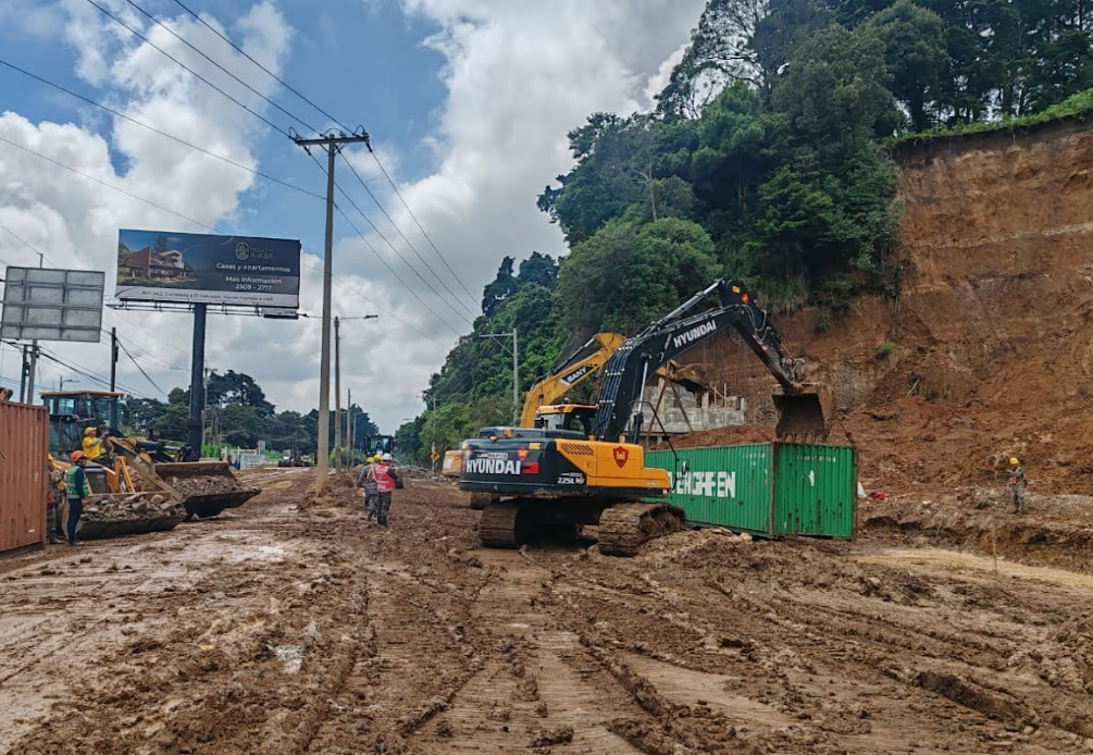 Avanzan con el relleno del muro de contención provisional en el km 24 de la ruta a El Salvador./Foto: Covial.