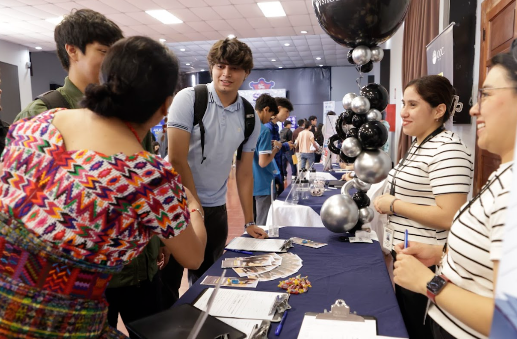 Jóvenes aprovechan oportunidades en la Feria de Empleo para Vacacionistas