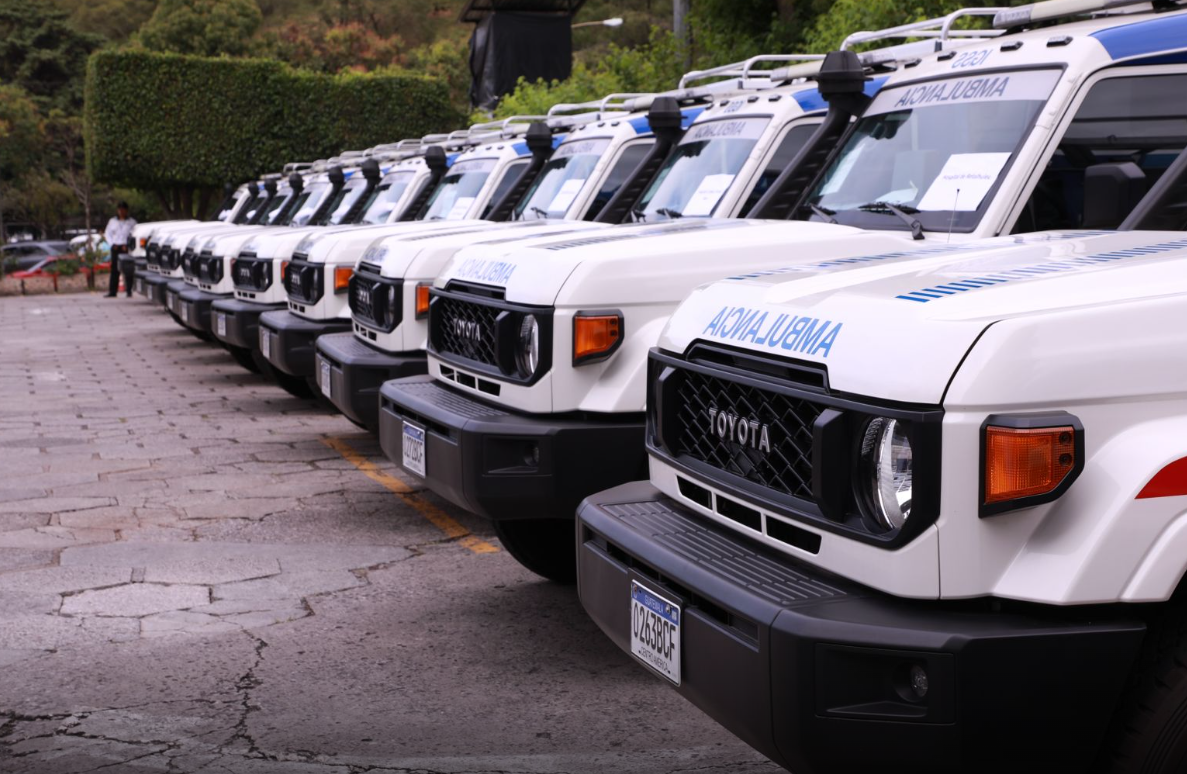 Las 35 ambulancias estarán al servicio de afiliados y derechohabientes. (Foto: IGSS)