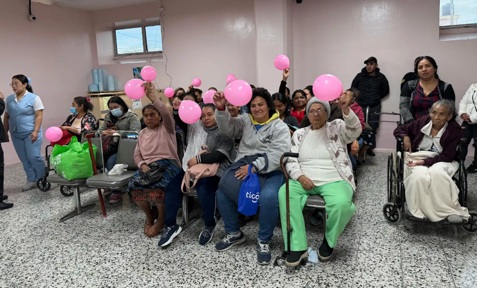 Hospital San Juan de Dios promueve la prevención del cáncer de mama. (Foto: MSPAS)