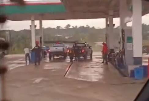 En el lugar del ataque, las autoridades decomisaron dos pistolas ilegales y el pickup en el que los hombres intentaban huir. / Foto: PNC