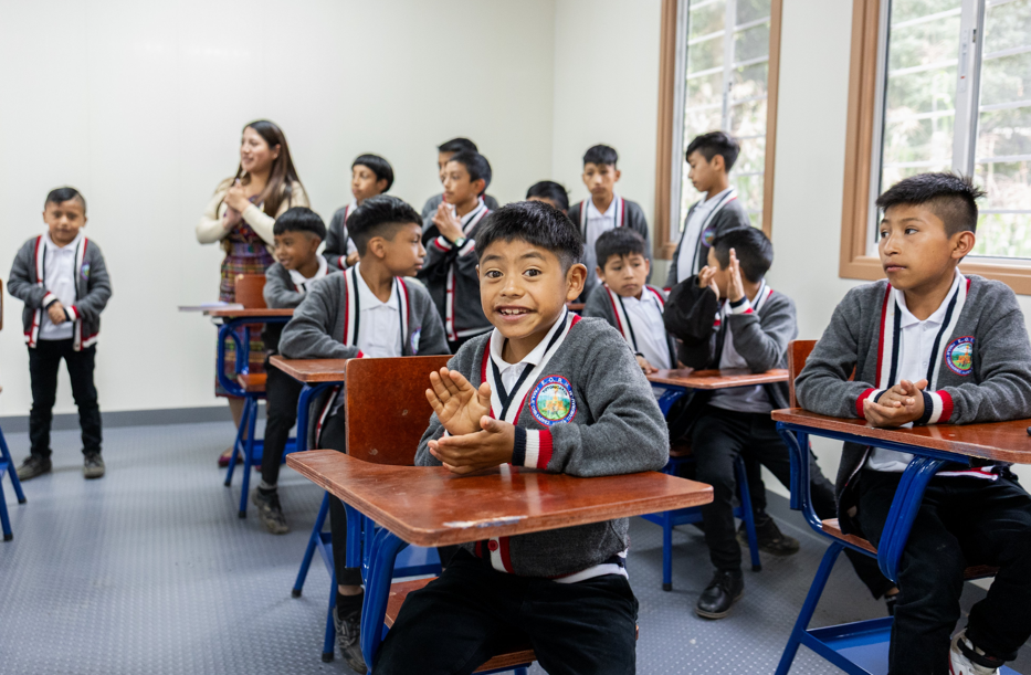 UCEE entrega obras de educación y salud en diferentes partes del país