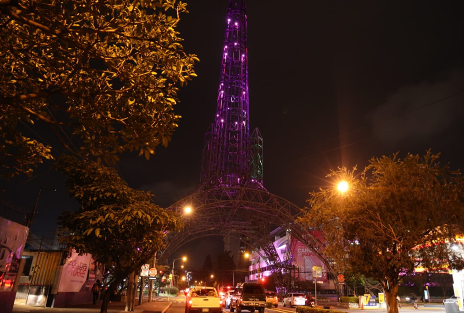 La Torre del Reformador fue iluminada de rosado como parte de la campaña que se une a la lucha contra el cáncer de mama. (Foto: INDE)