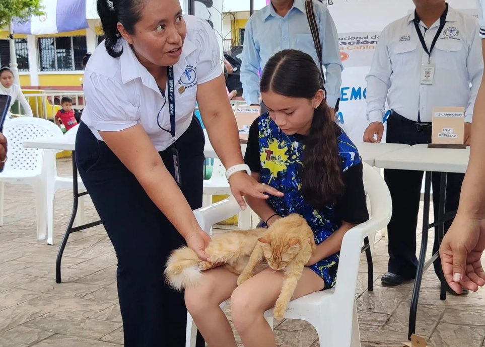 Campaña de vacunación contra la rabia llega a diferentes puntos del país. (Foto: MSPAS)