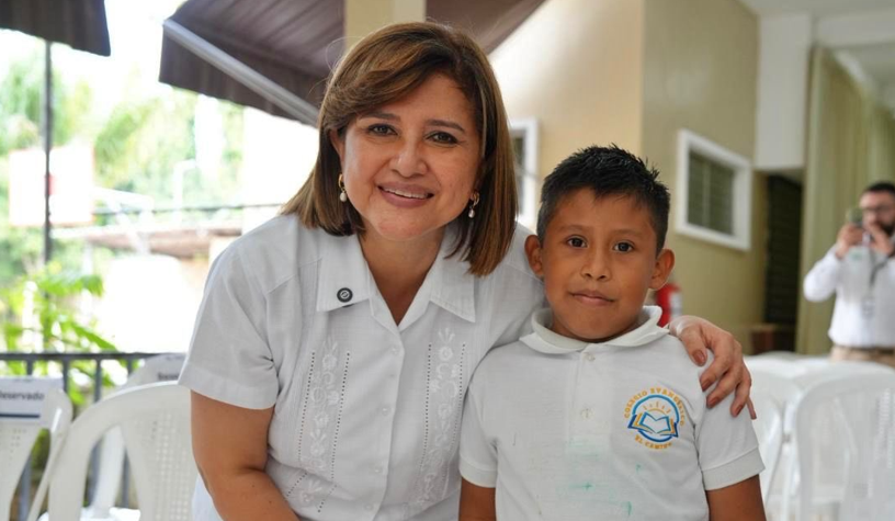 Vicepresidenta inaugura cuatro nuevos clubes de ciencias en el departamento de Petén. (Foto: Vicepresidencia de la República)