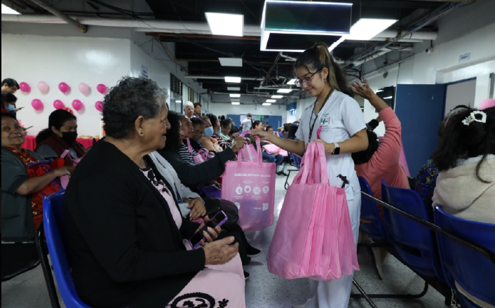 El rosa, color representativo de esta campaña, simboliza esperanza, amor y fortaleza. / Foto: MSPAS