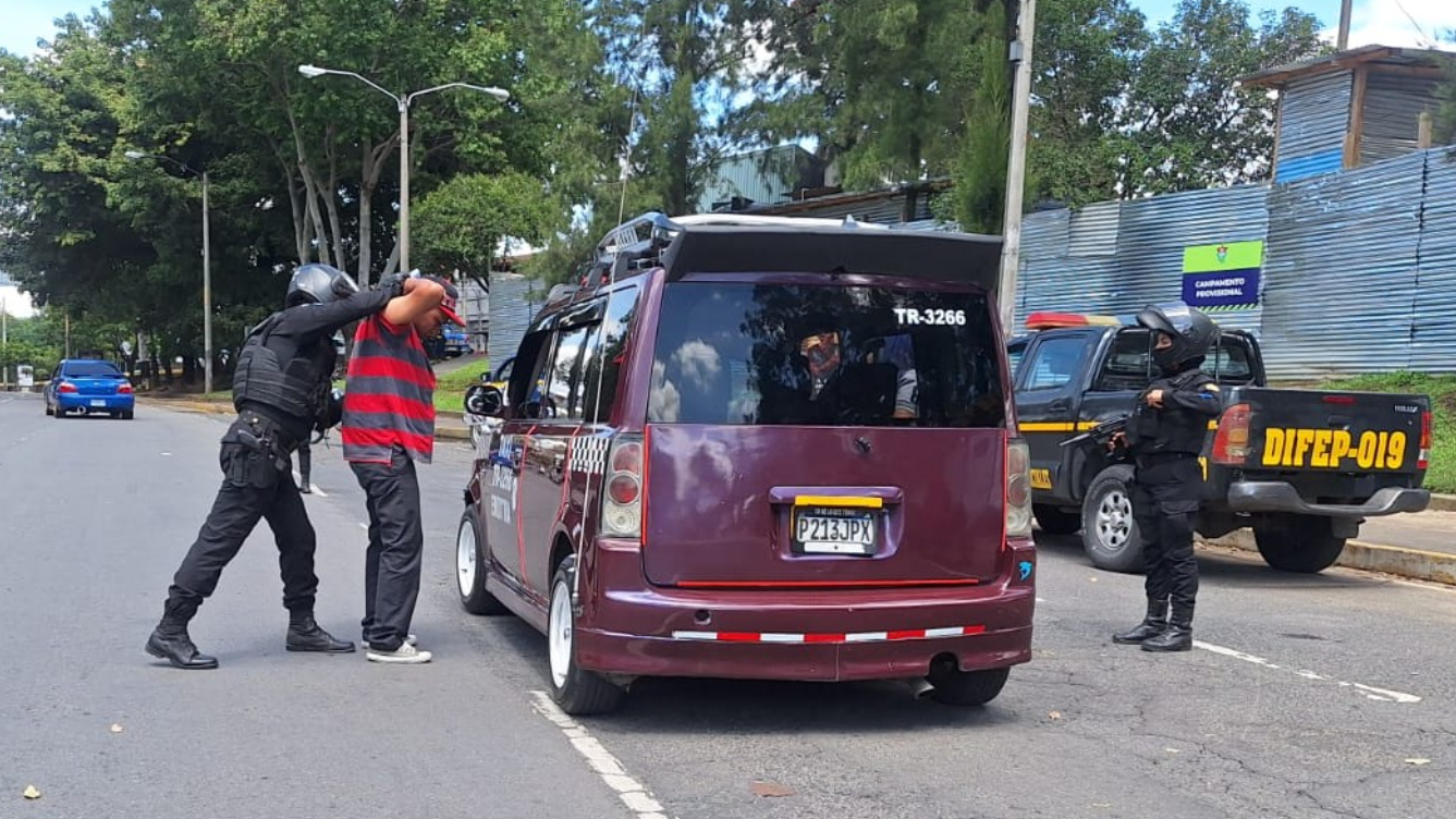 De acuerdo con las autoridades, el control de taxis piratas se ha convertido en una prioridad. / Foto: PNC