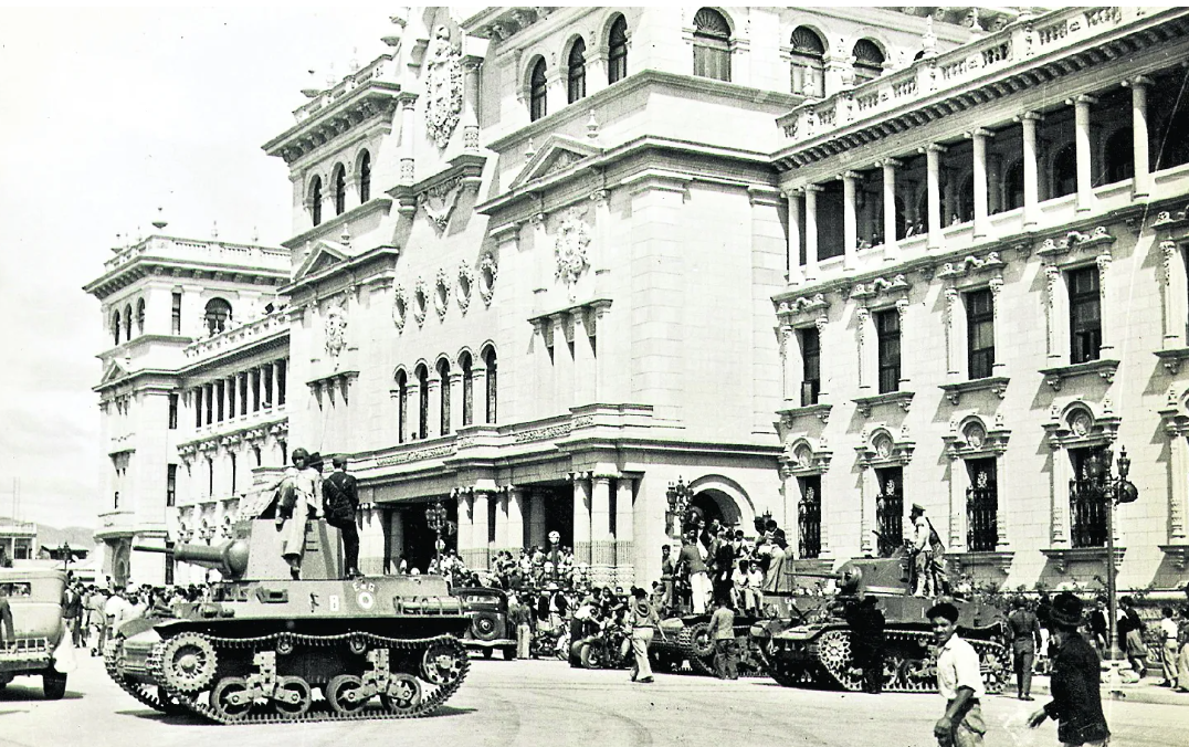 El triunvirato cívico-militar que asumió el 20 de octubre de 1944: Jacobo Árbenz, Jorge Toriello y Francisco Javier Arana. Foto Hemeroteca Nacional