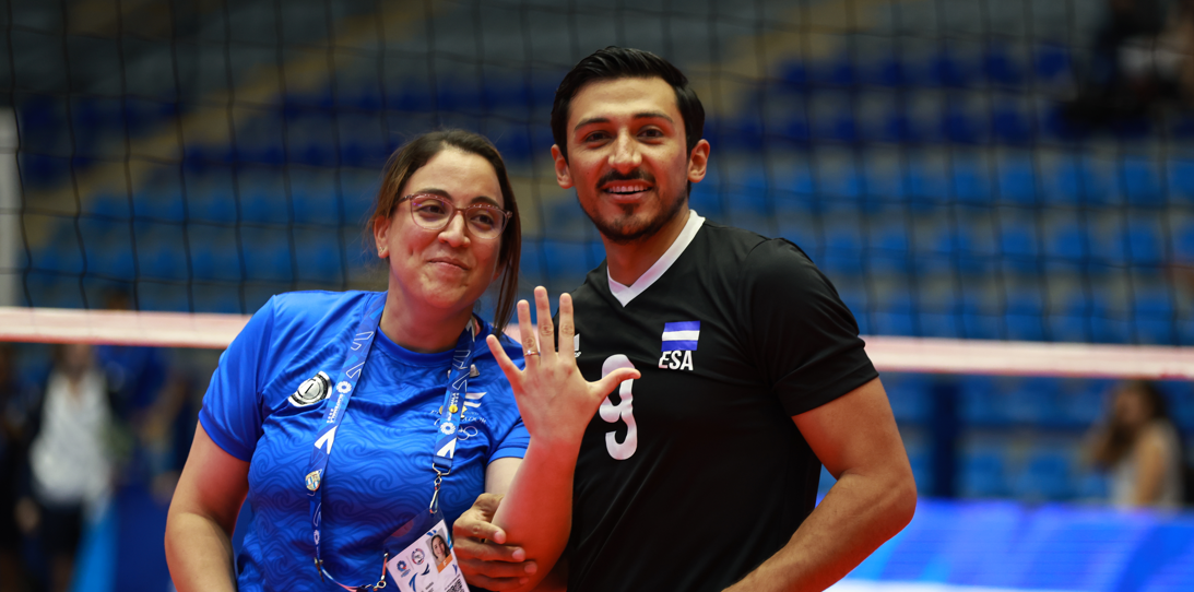 De la duela al altar: Voleibolistas salvadoreños se comprometen en los Juegos Centroamericanos 2025