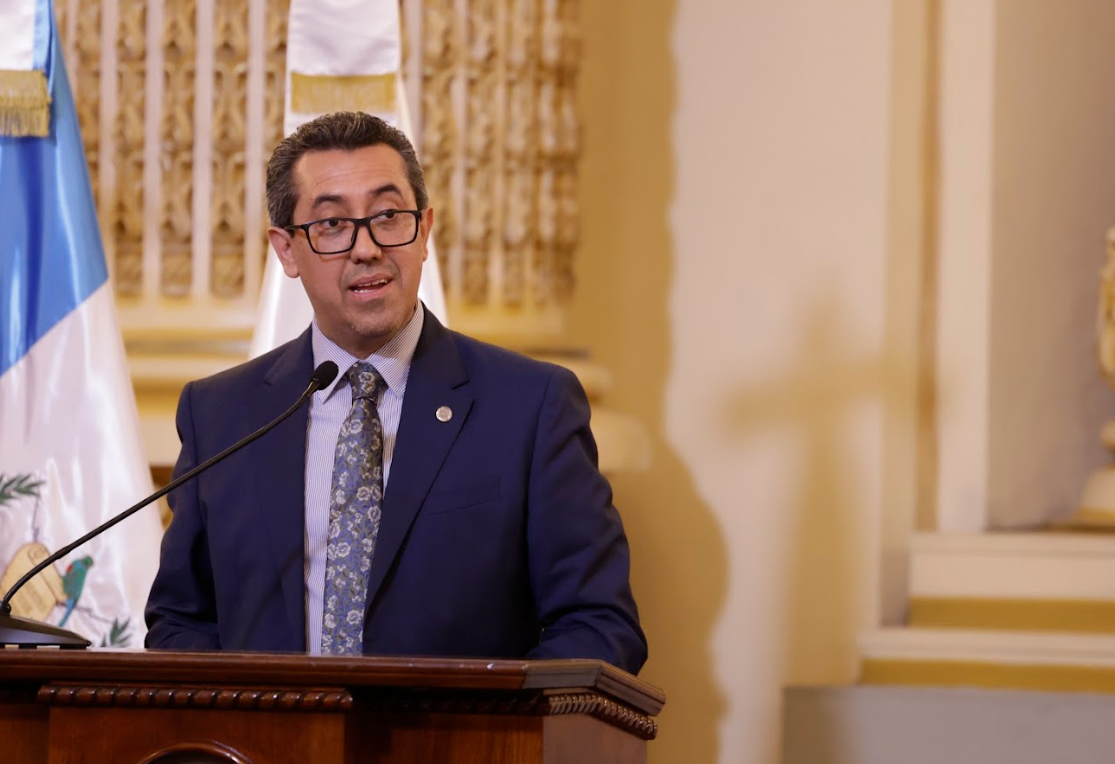 El ministro de Finanzas Públicas, Jonathan Menkos
