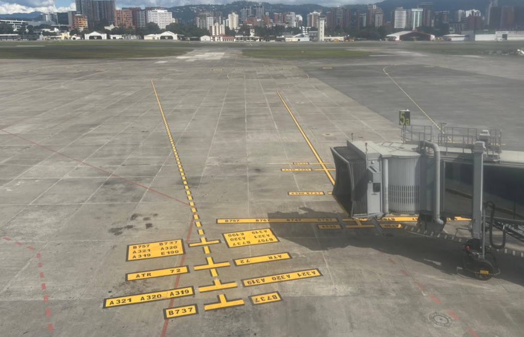 Las líneas de guía en plataforma representan seguridad operacional./Foto: DGAC.