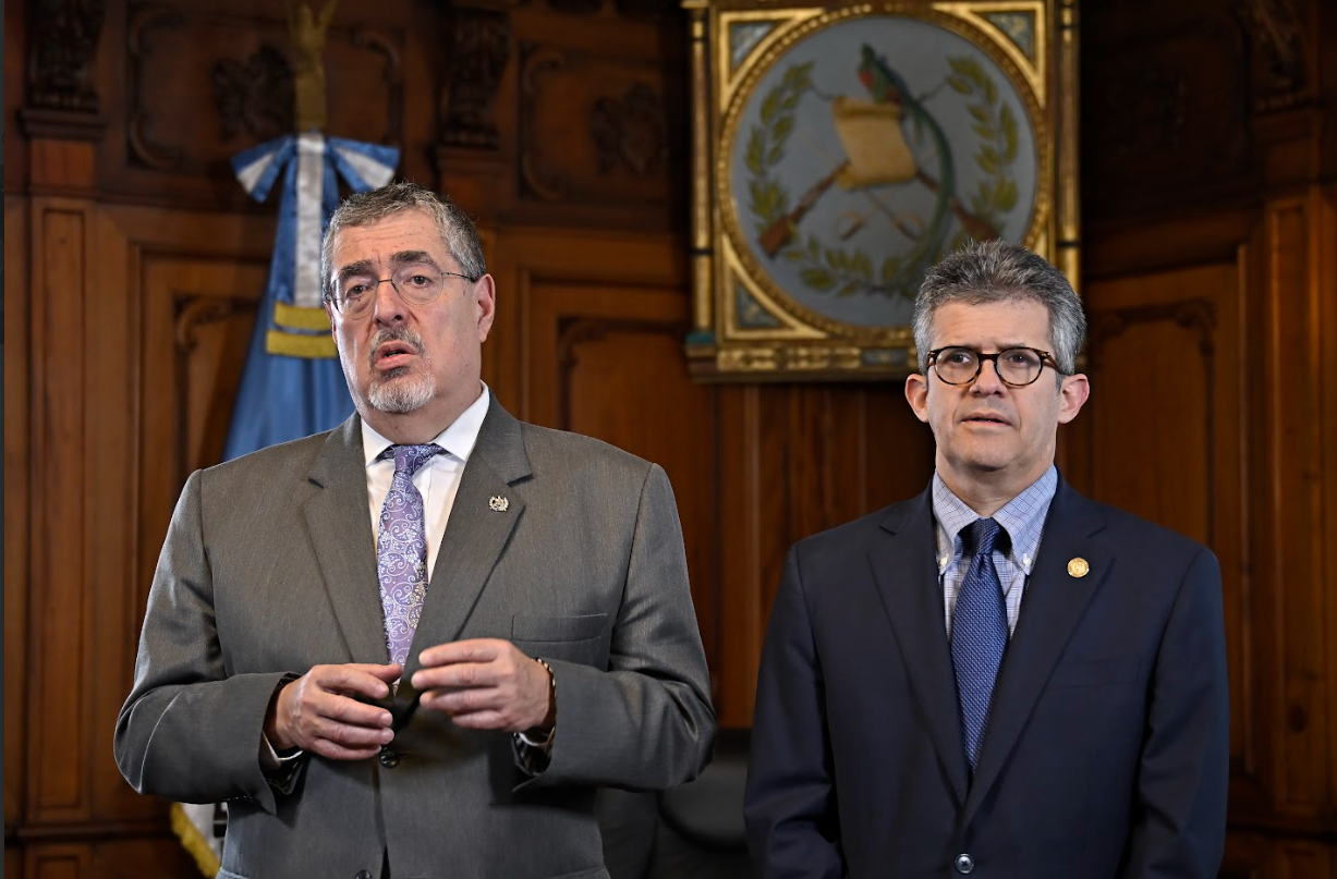 Presidente Bernardo Arévalo y ministro Joaquín Barnoya en el mensaje sobre el convenio con UNOPS. / Foto: Álvaro Interiano.