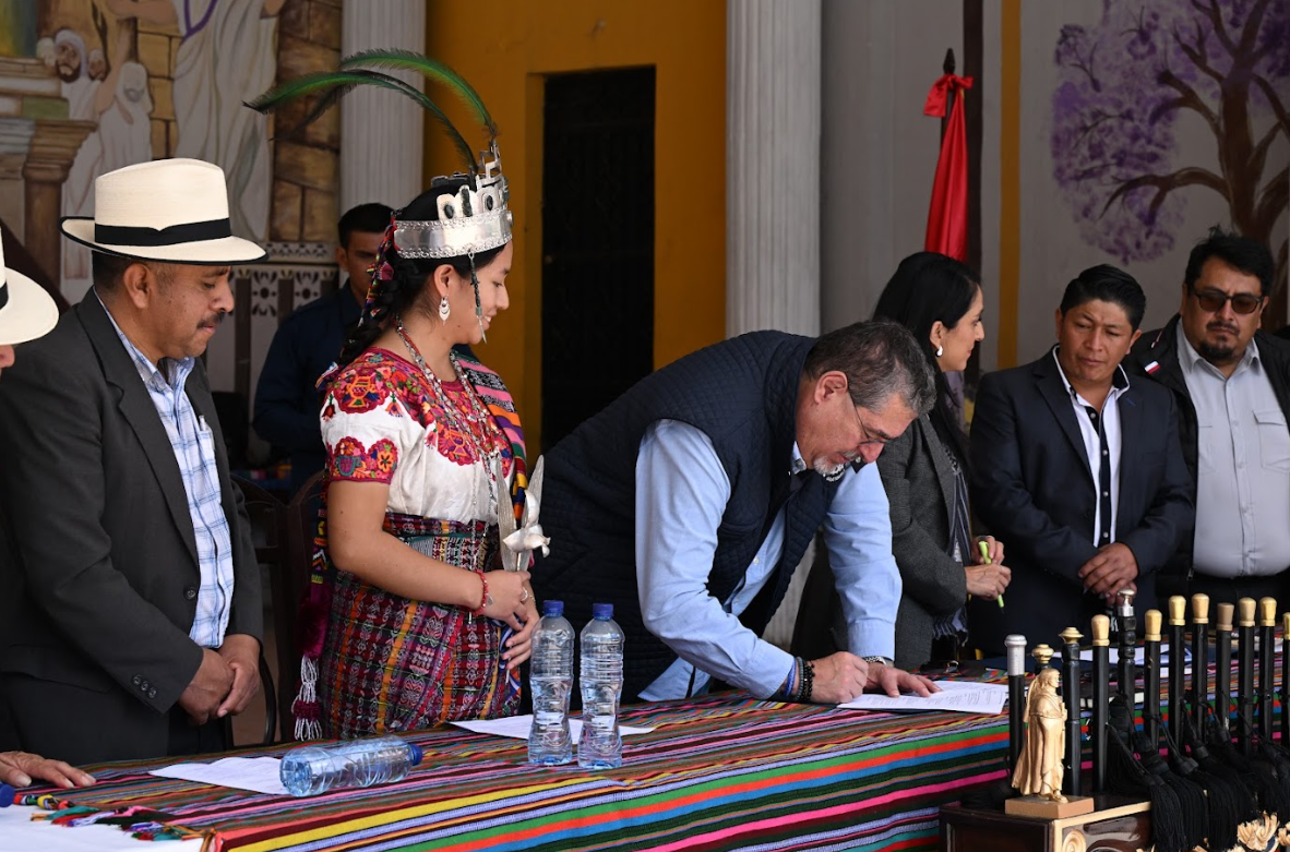 Presidente firma agenda de trabajo para el desarrollo de San Cristóbal, Totonicapán. (Foto: Byron de la Cruz)
