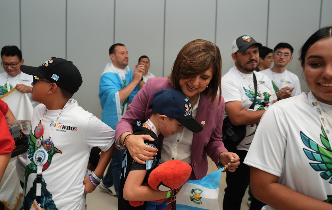 Vicepresidenta comparte con jóvenes guatemaltecos que participaron en la Olimpiada Mundial de Robótica