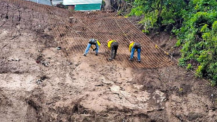 Covial instala electromalla en talud de la avenida Hincapié./Foto: Covial.