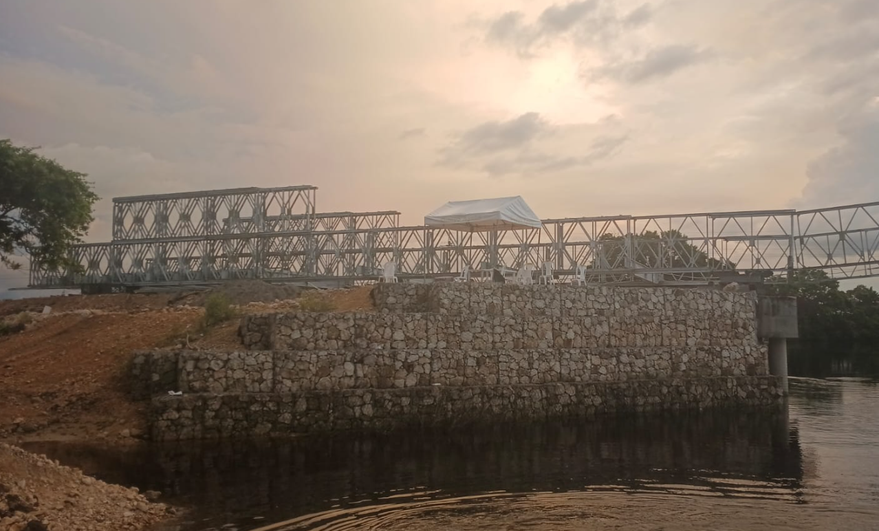Avanza instalación de puente modular sobre el arroyo Petexbatún./Foto: CIV.