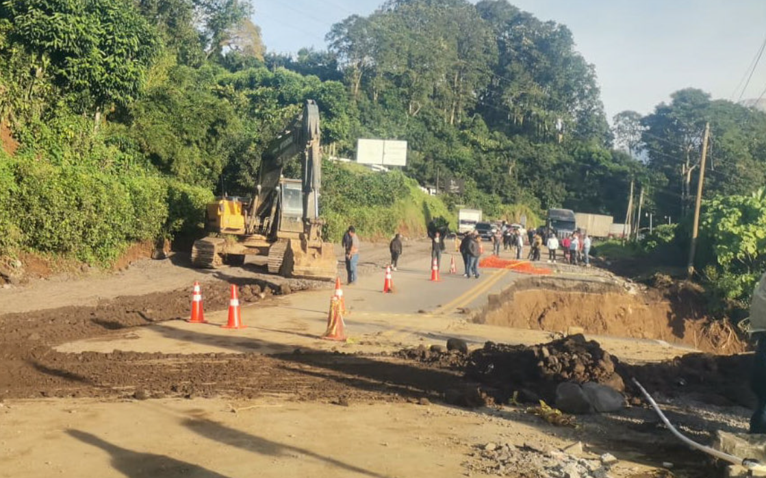 Personal y maquinaria de Covial trabaja en el km 194 de la ruta Cito-Zarco para habilitar un carril temporal por socavamiento en la carretera.