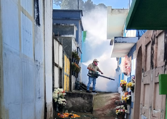 MSPAS refuerza acciones de prevención del dengue en el cementerio de San Juan Sacatepéquez