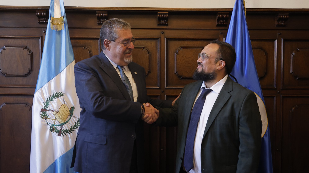 Presidente Arévalo se reúne con el secretario para el Fortalecimiento de la Democracia de la OEA