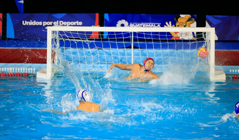 Guatemala impone su fuerza en el agua y derrota a El Salvador en waterpolo
