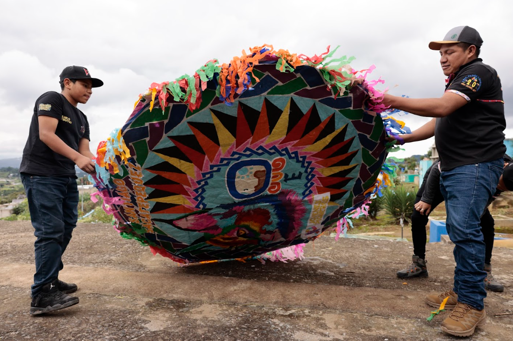 Agrupación de barrileteros jovenes pioneros elaboran barriletes gigantes en Santiago Sacatepéquez. / Foto: Noé Pérez