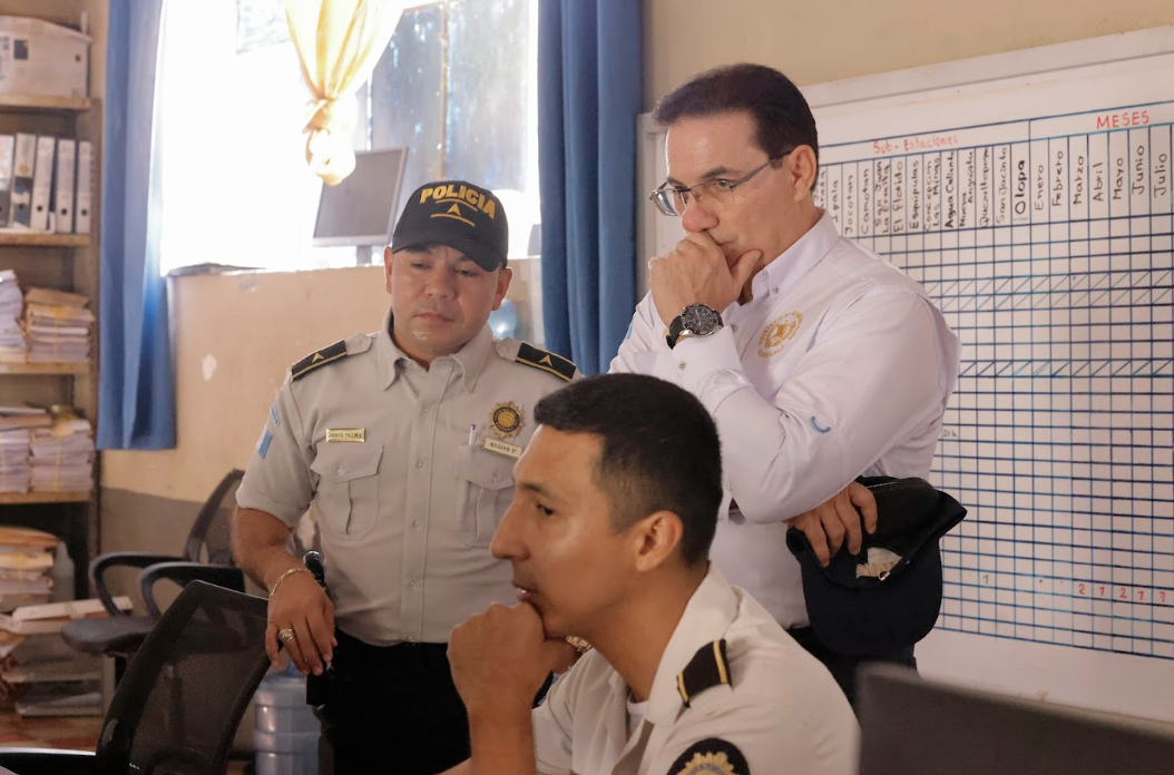 Ministro de Gobernación supervisa condiciones de trabajo y respuesta policial en Chiquimula