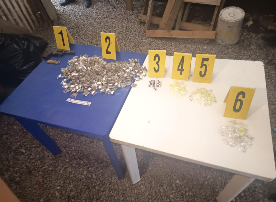 Durante la inspección, los agentes localizaron 349 bolsas con marihuana, 98 bolsas con piedras de crack, varias cápsulas con cocaína y un revólver. / Foto: PNC