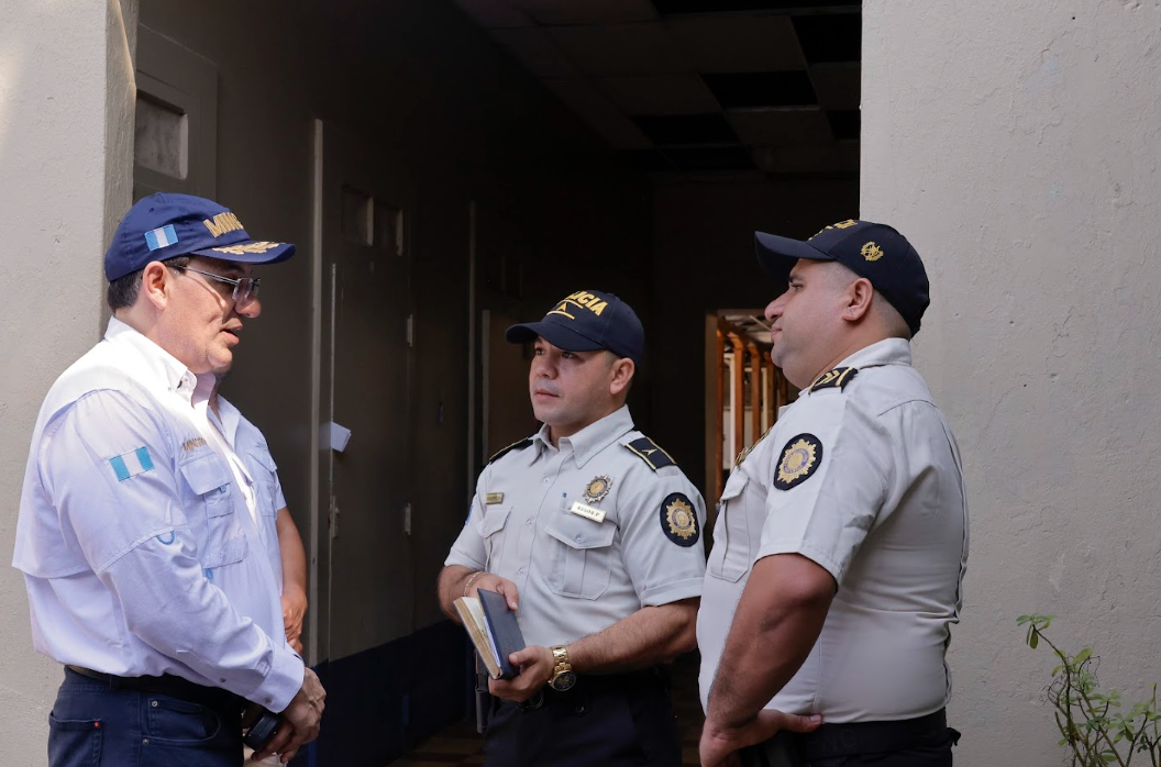Ministro llama a la honestidad policial: “La Policía no es para hacer dinero, es para servir”