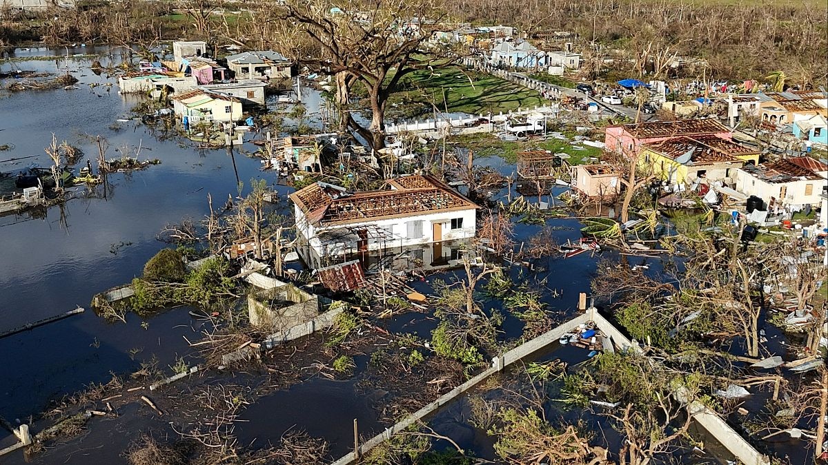 Escenas de inundaciones y destrucción se observan en países del Caribe tras el paso del huracán Melissa.