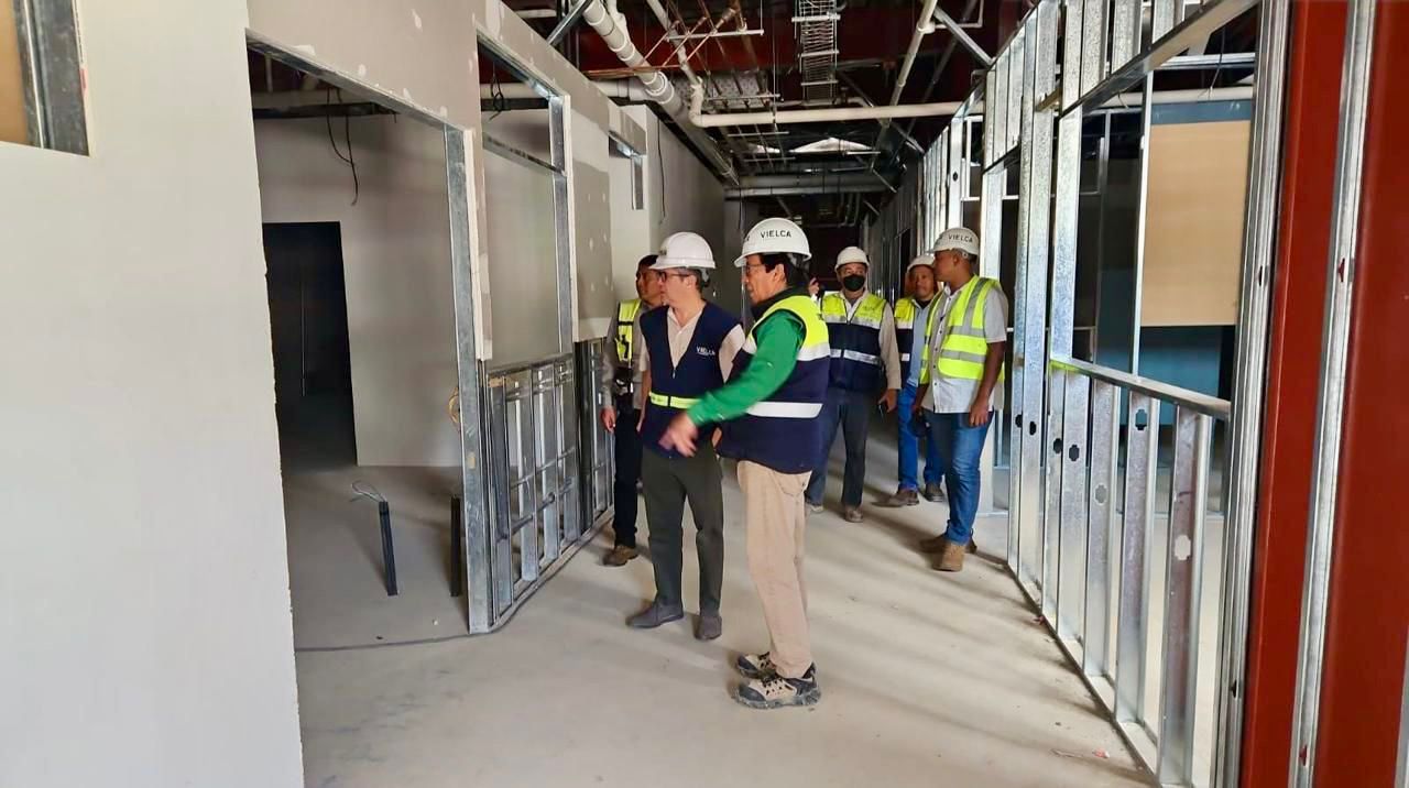 El ministro de Salud, Dr. Joaquín Barnoya, supervisa avances del nuevo hospital de Sololá. 