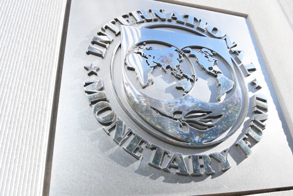 La incertidumbre en política comercial sigue siendo elevada y en ausencia de acuerdos claros, afirma el FMI.