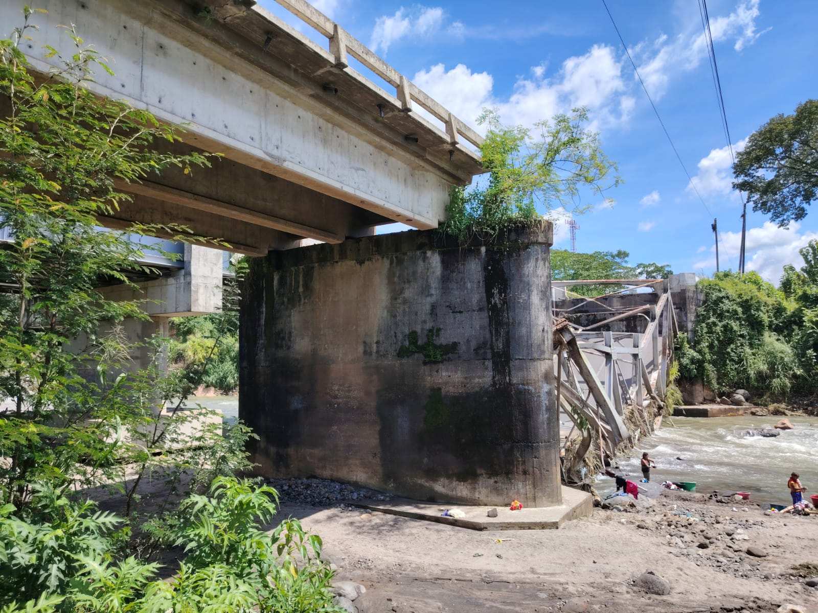 Colapsó el puente Brisas del Mocá. / Foto: CIV.