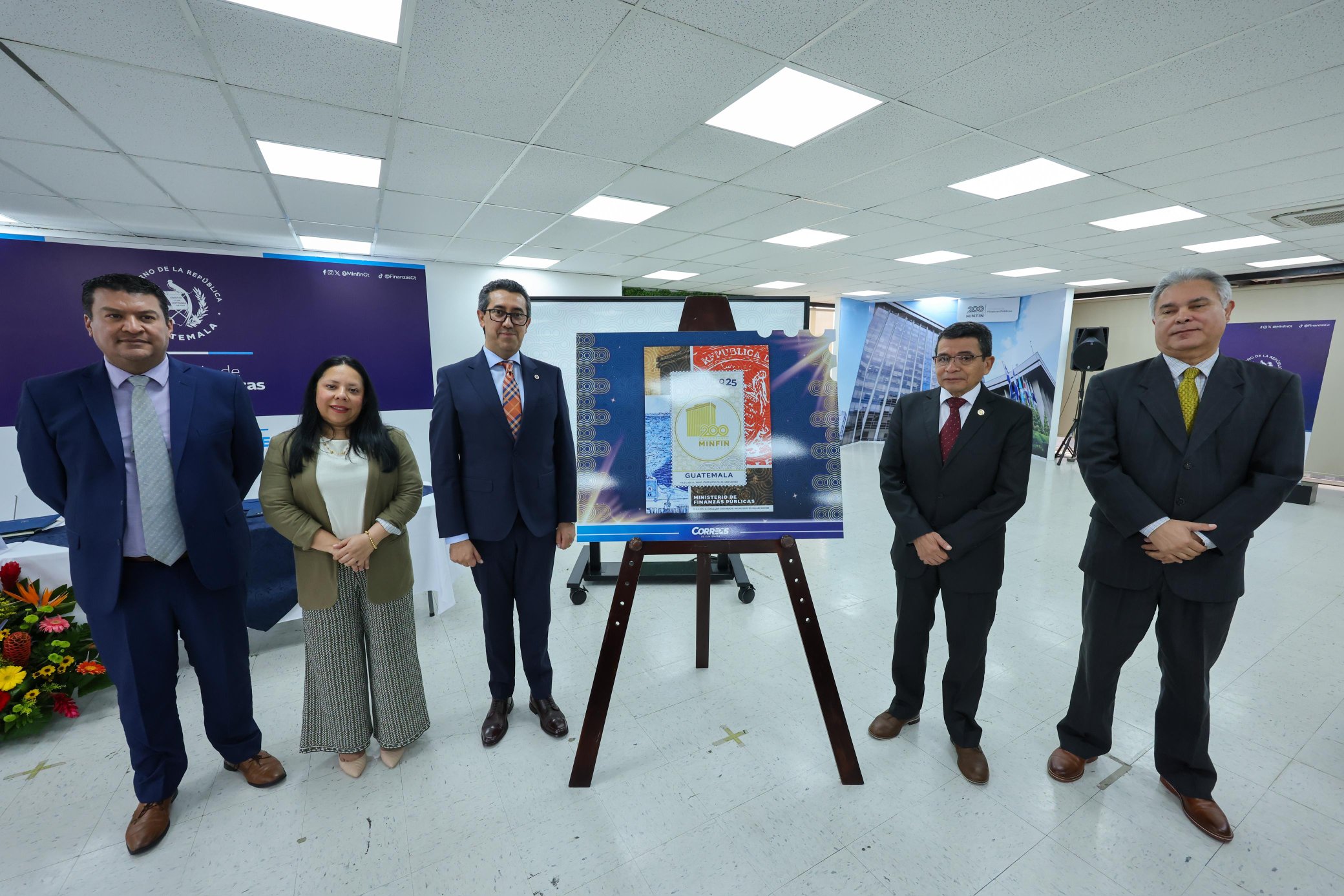 Presentan sello postal conmemorativo de los 200 años del Ministerio de Finanzas Públicas. / Foto: Minfin.