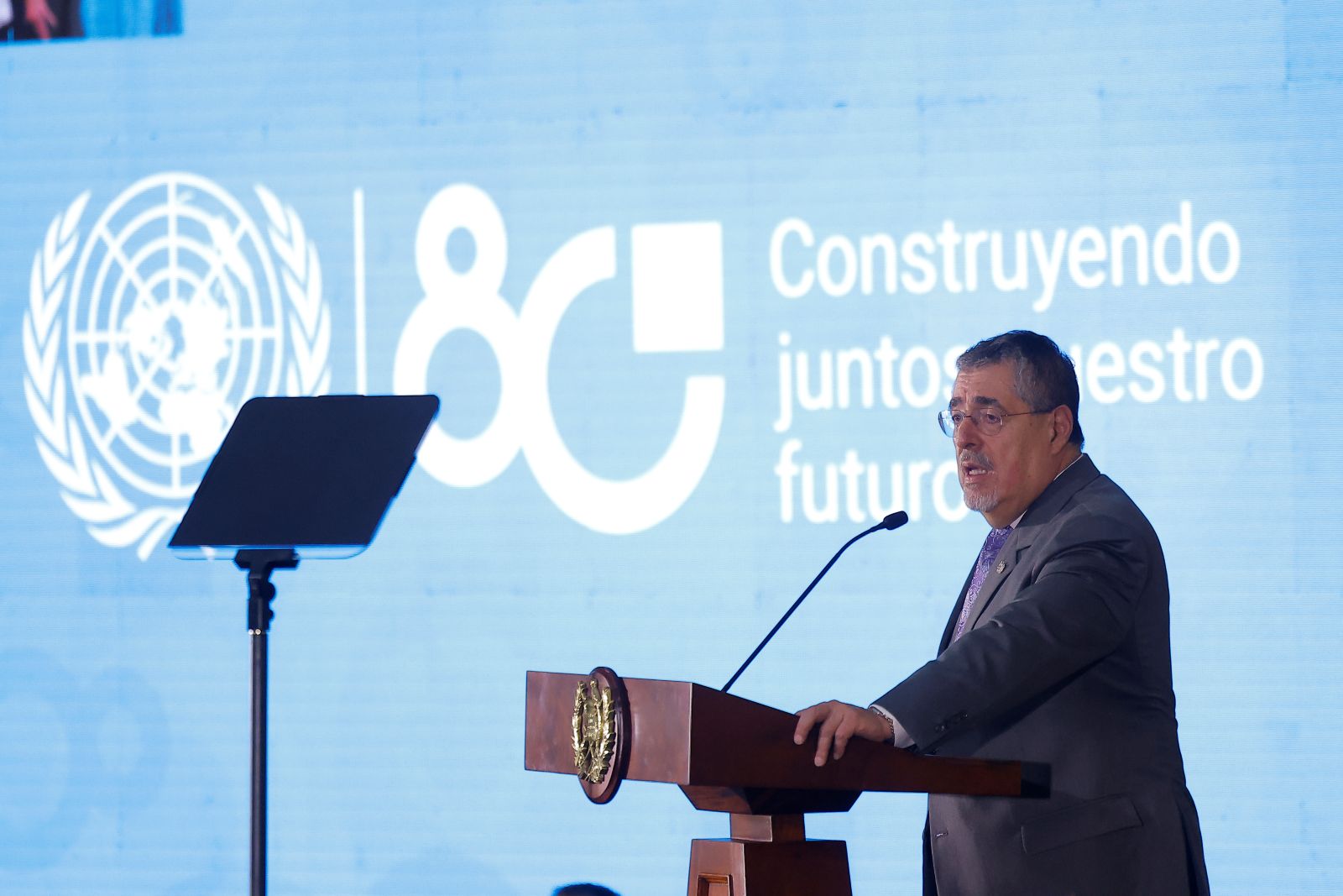 El presidente Bernardo Arévalo, durante el acto por el 80 aniversario de la ONU en el Palacio Nacional de la Cultura.