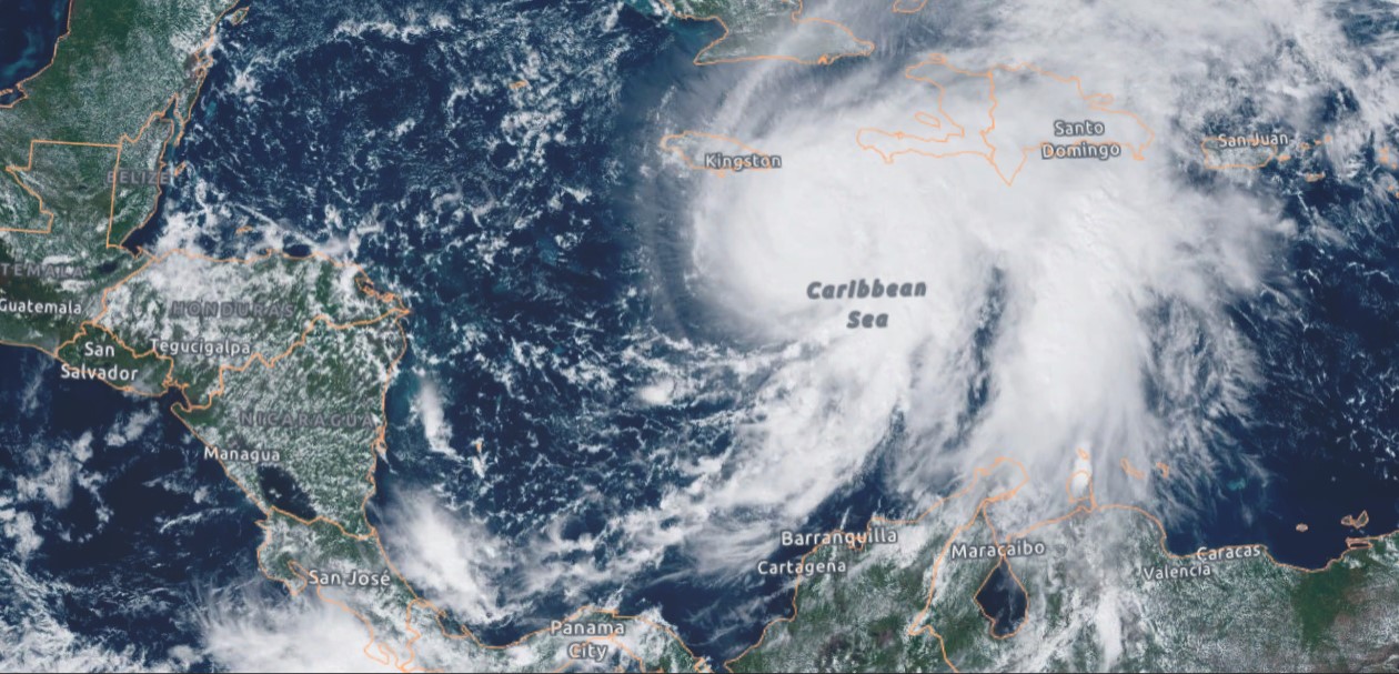 Jamaica y el este de Cuba se alistan para la llegada del huracán Melissa.