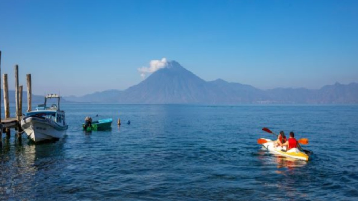 Junto a Antigua Guatemala y Tikal, el lago de Atitlán está entre los principales atractivos de el turimos en Guatemala.