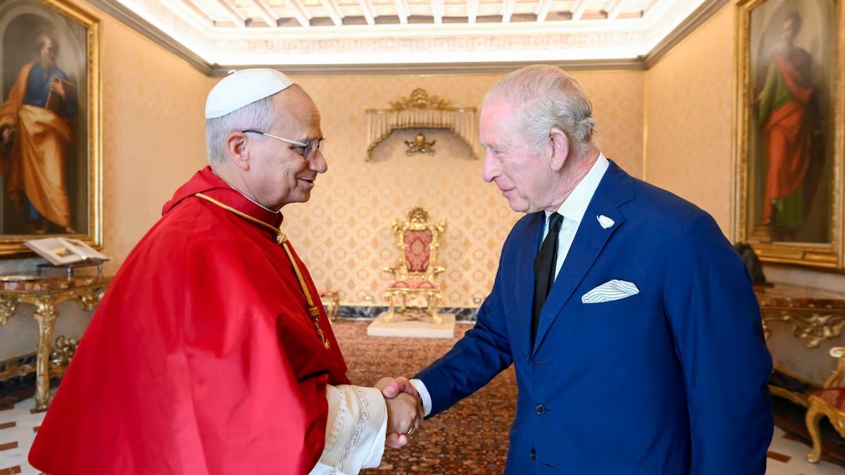 El papa León XIV y el rey Carlos III del Reino Unido, durante su encuentro en el Vaticano.