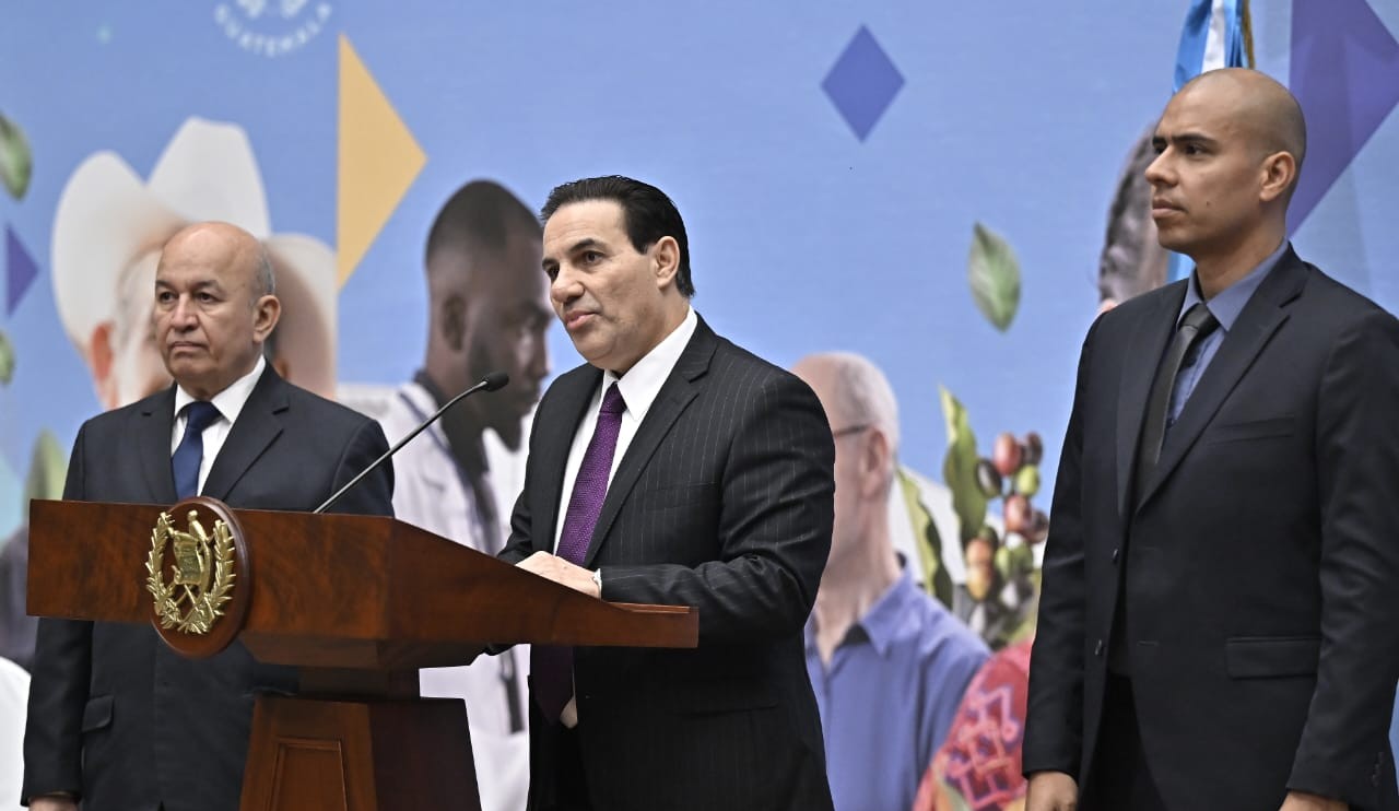 Presidente presenta a Marco Antonio Villeda como nuevo ministro de Gobernación