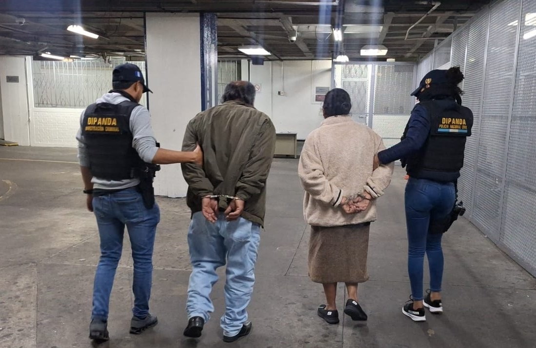 Agentes de la Dipanda conducen a los padres del alias "Inquieto", uno de los reos de Fraijanes II que permanecen prófugos de la justicia.