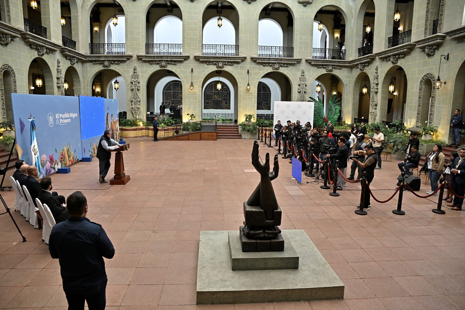 El presidente Bernardo Arévalo ha supervisado personalmente el abastecimiento de medicinas en los hospitales nacionales./ Foto: Gilber García