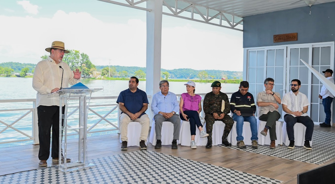 Al concluir su viaje de trabajo a Petén como parte de su gira A tu tierra el presidente Bernardo Arévalo hace un llamado a cuidar y proteger el medio ambiente.