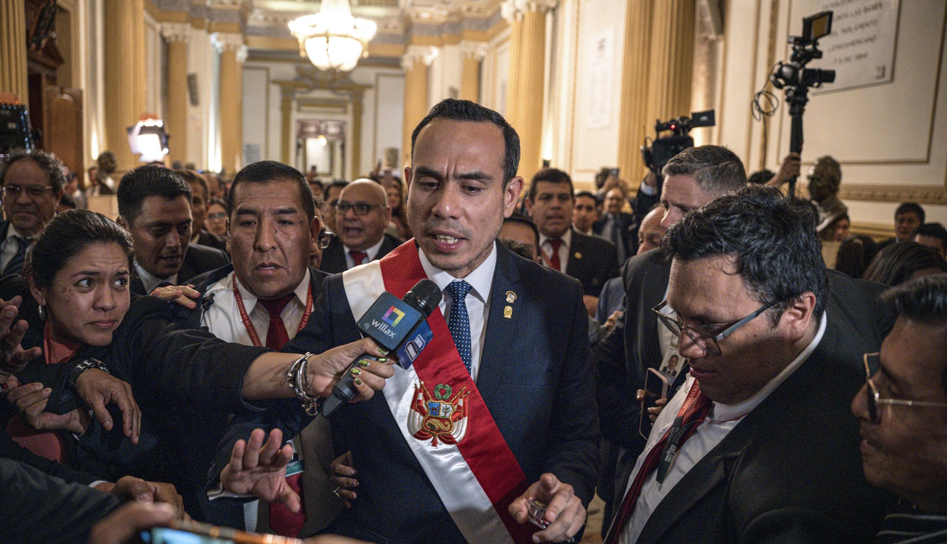 El presidente interino de Perú, José Jerí, da declaraciones a la prensa luego de que fue juramentado en el Congreso.