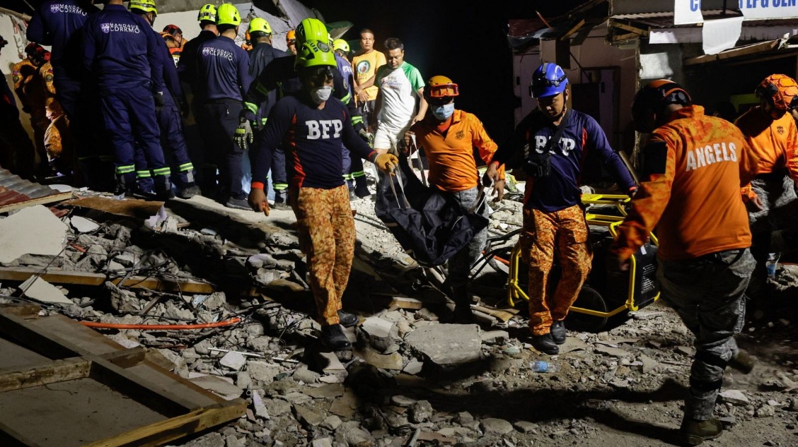 Socorristas trabajan en el rescate de víctimas del terremoto de 6.9 grados en Filipinas.
