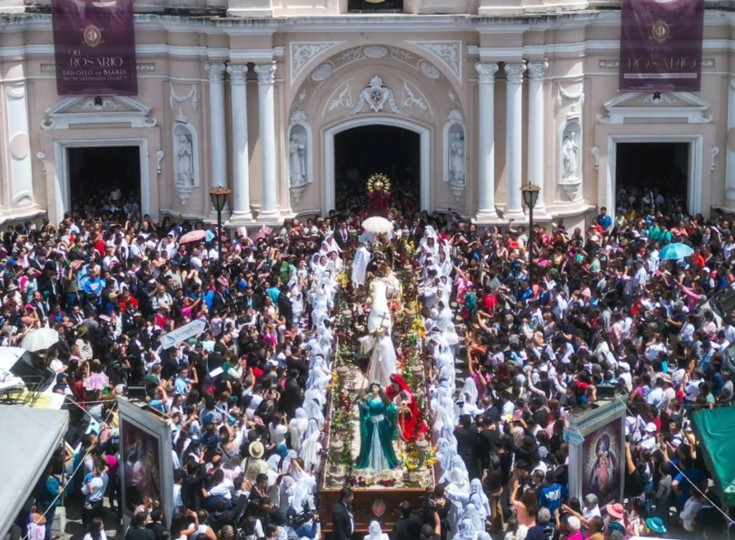 Durante octubre miles de devotos visitan la Basílica del Rosario para celebrar a la Virgen