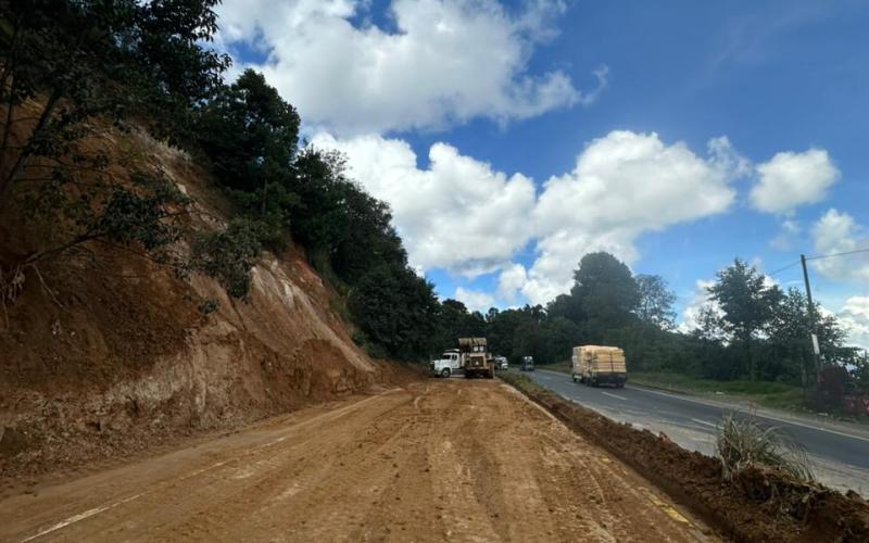 Covial y Provial unieron esfuerzos para atender el derrumbe y el tránsito. / Foto: CIV.