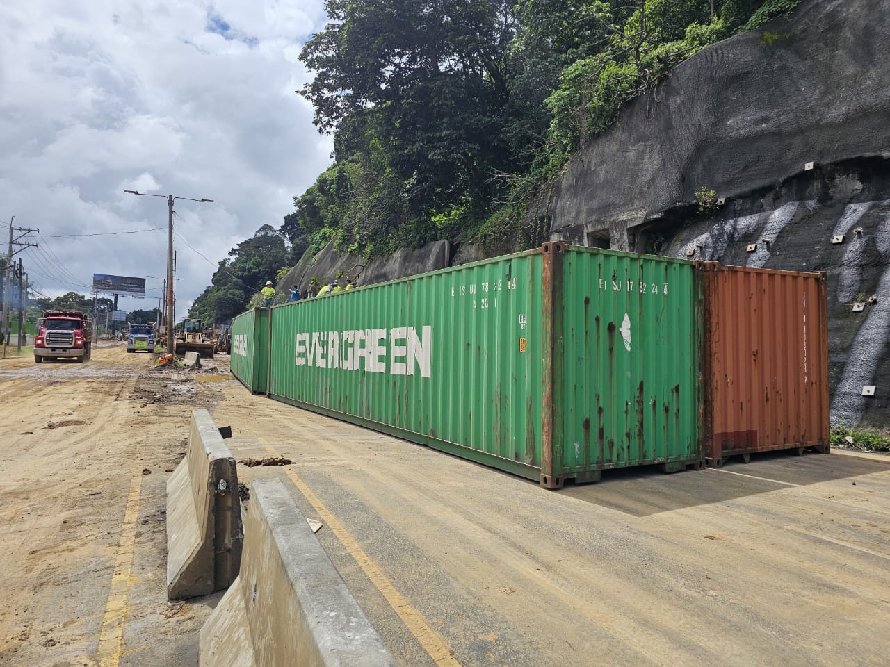 Sigue la respuesta a la emergencia en el km 24 de la carretera a El Salvador. / Foto: Conred.